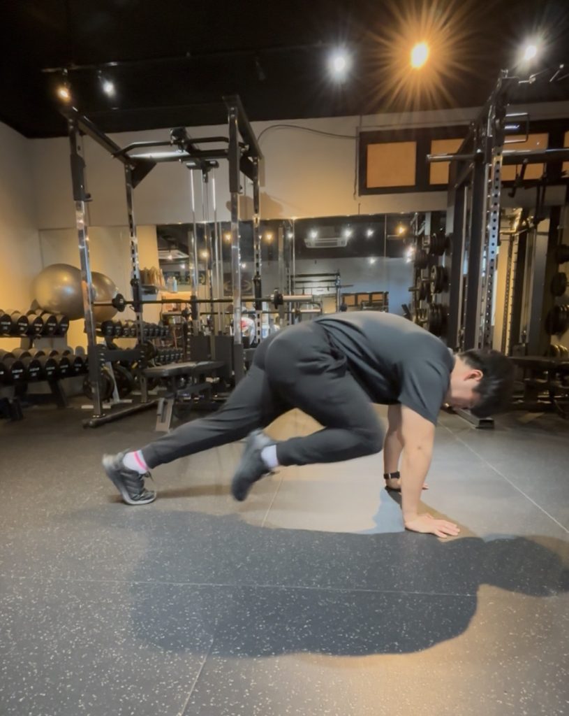 マウンテンクライマーをするトレーナー